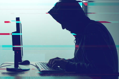 Haker przed komputerem